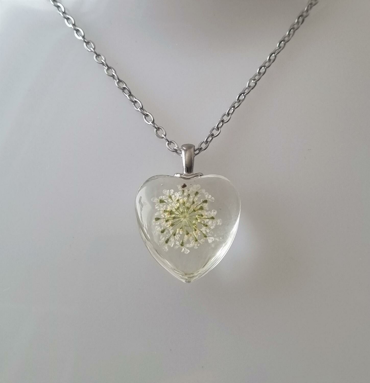 Halsband med hjärtformad glasberlock (50 cm lång kedja)