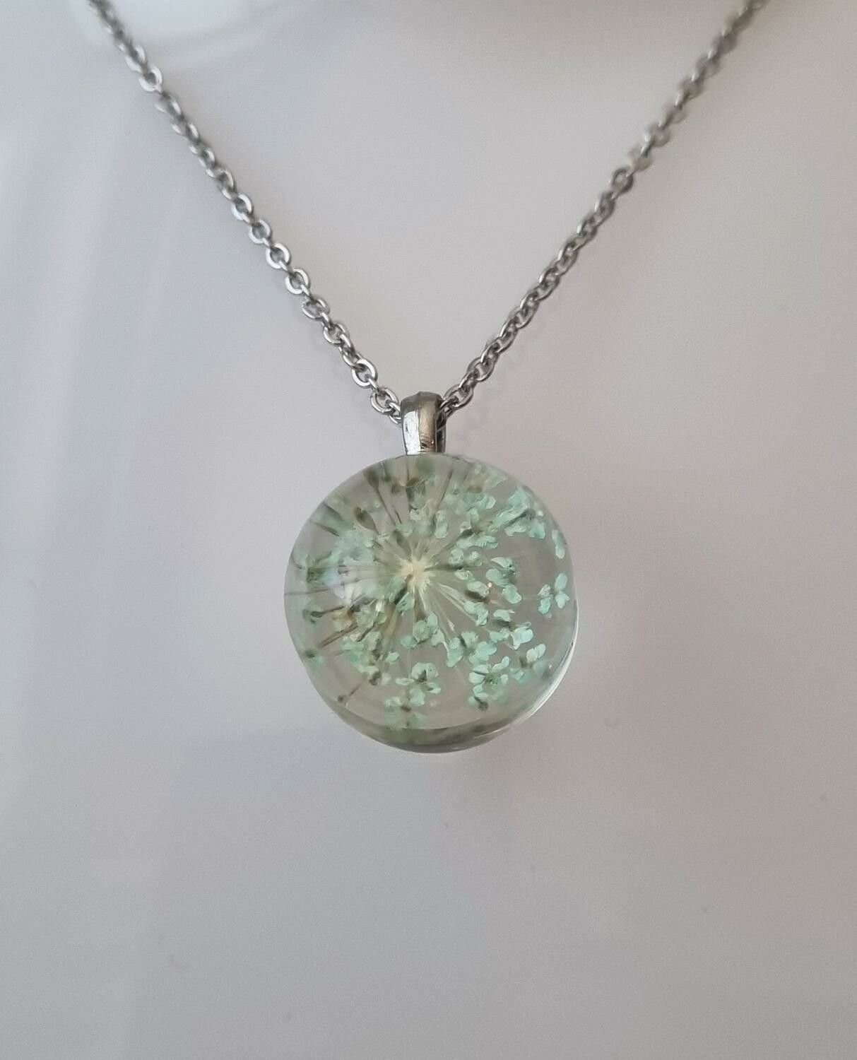 Halsband med rund glasberlock (48 cm lång kedja)