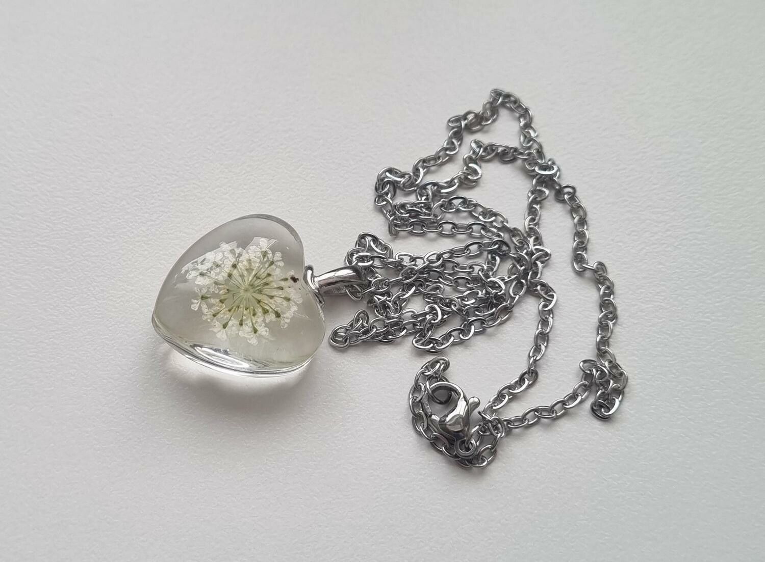 Halsband med hjärtformad glasberlock (50 cm lång kedja)