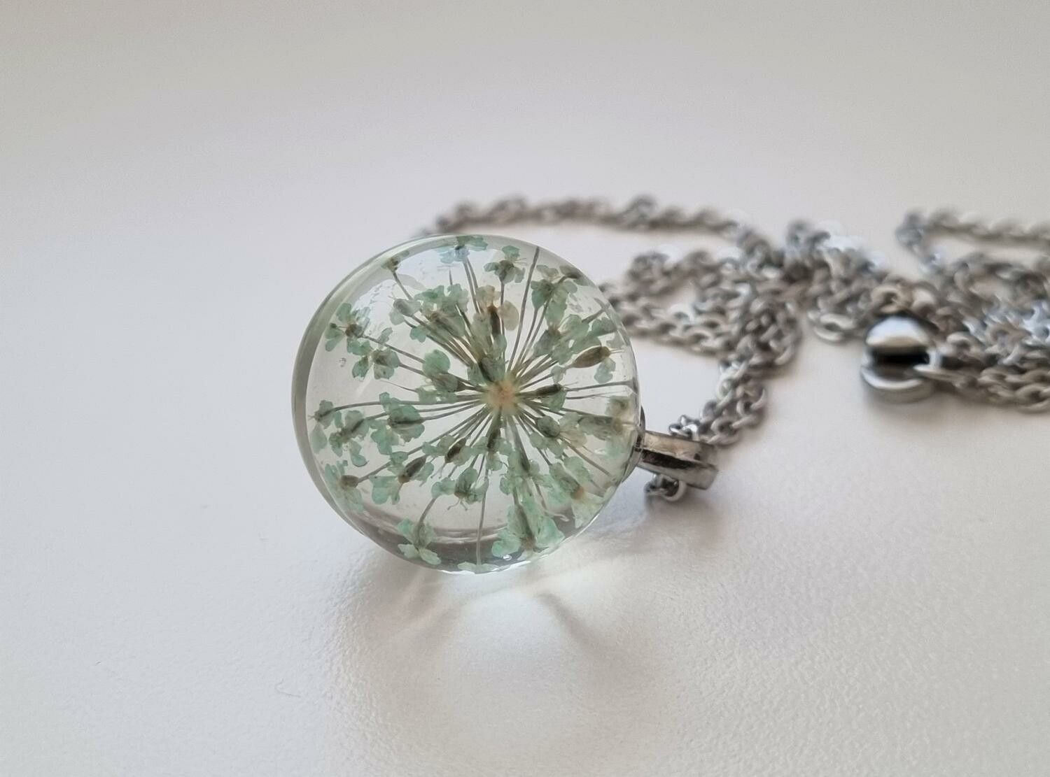 Halsband med rund glasberlock (48 cm lång kedja)