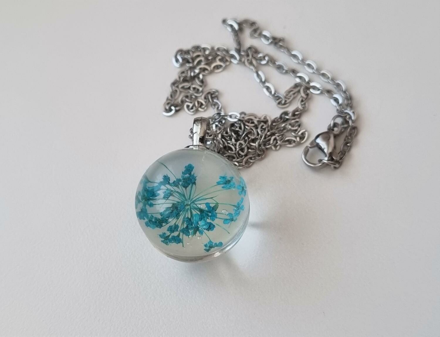 Halsband med rund turkos glasberlock (45 cm lång kedja)