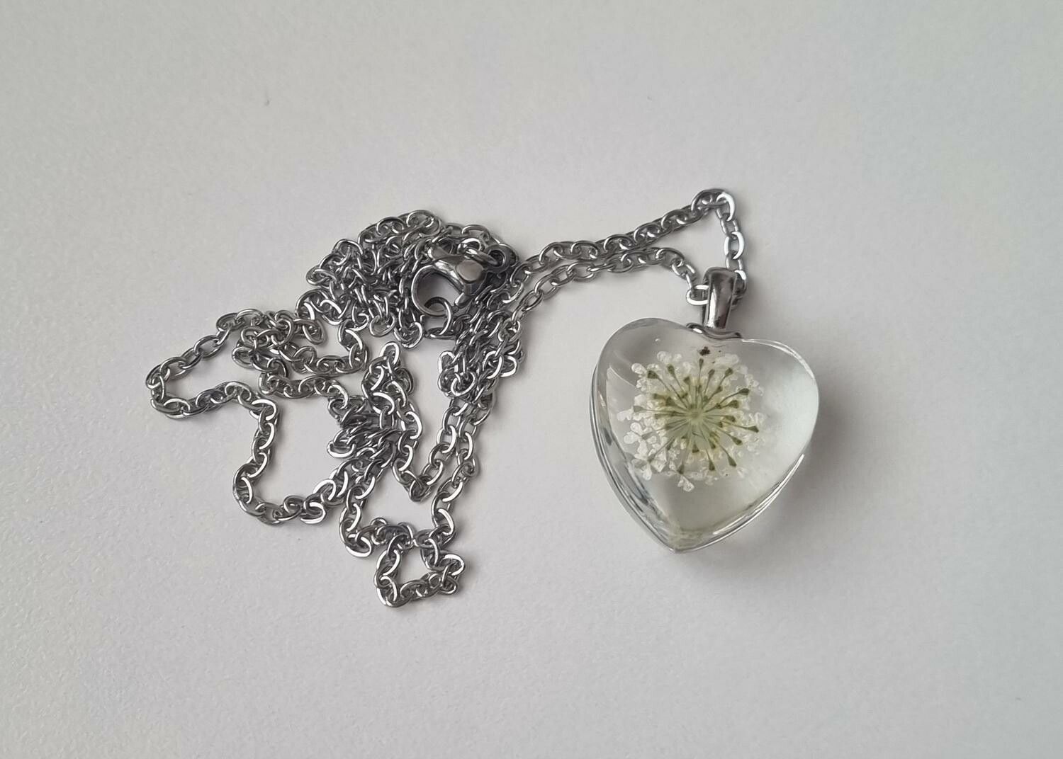 Halsband med hjärtformad glasberlock (50 cm lång kedja)