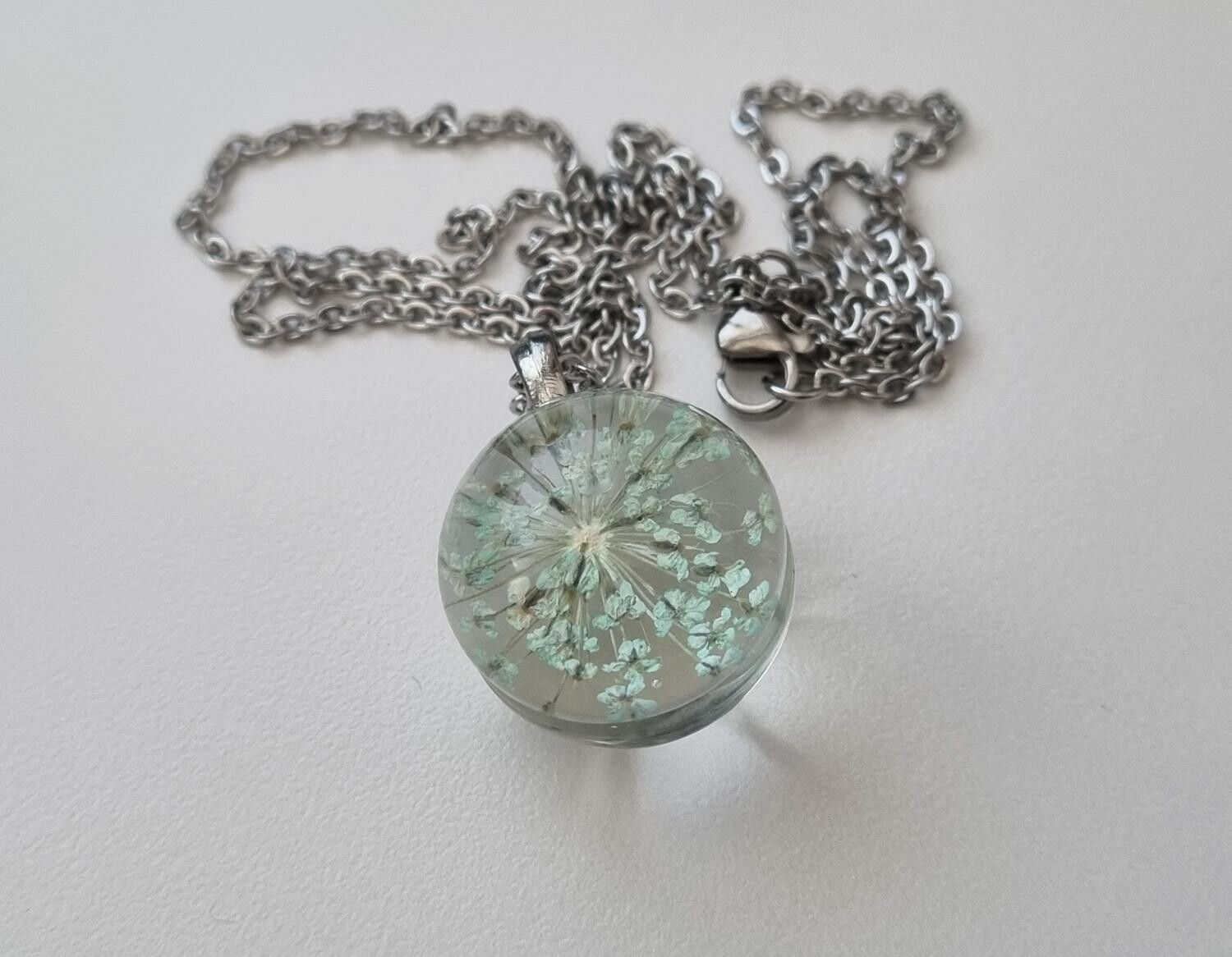 Halsband med rund glasberlock (48 cm lång kedja)