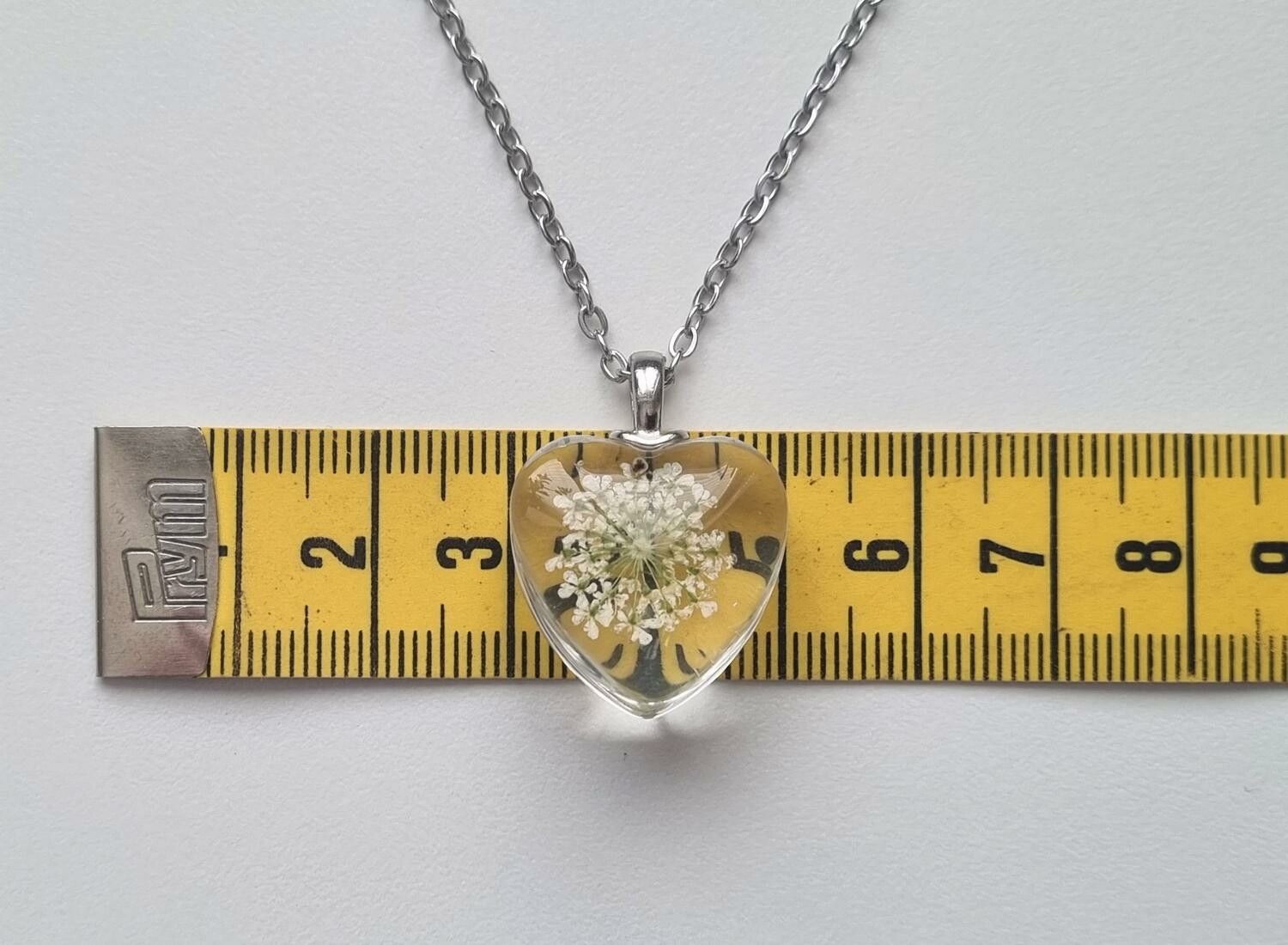 Halsband med hjärtformad glasberlock (50 cm lång kedja)