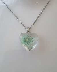 Halsband med hjärtformad glasberlock (50 cm lång kedja)