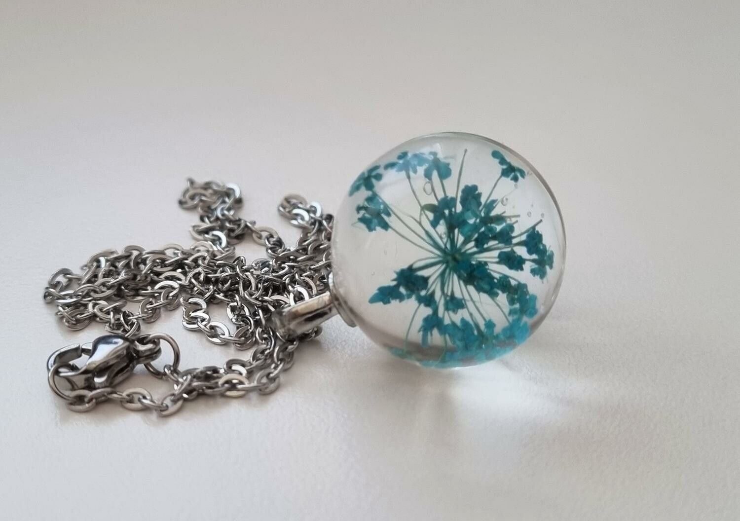 Halsband med rund turkos glasberlock (45 cm lång kedja)