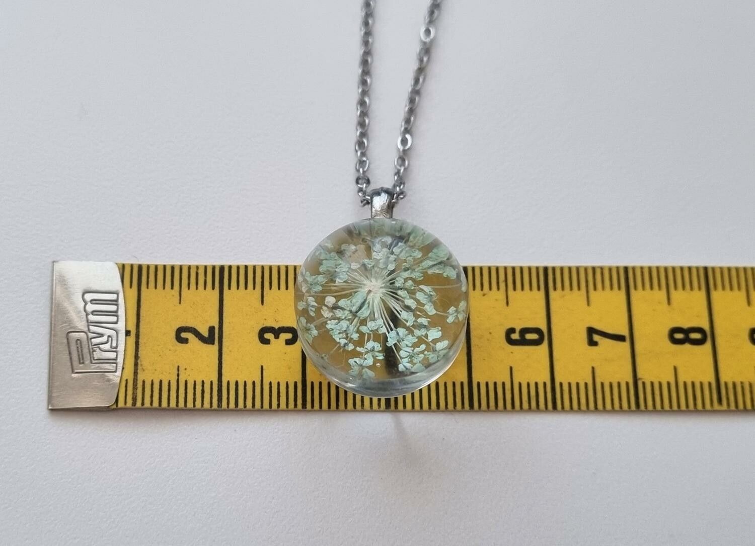 Halsband med rund glasberlock (48 cm lång kedja)