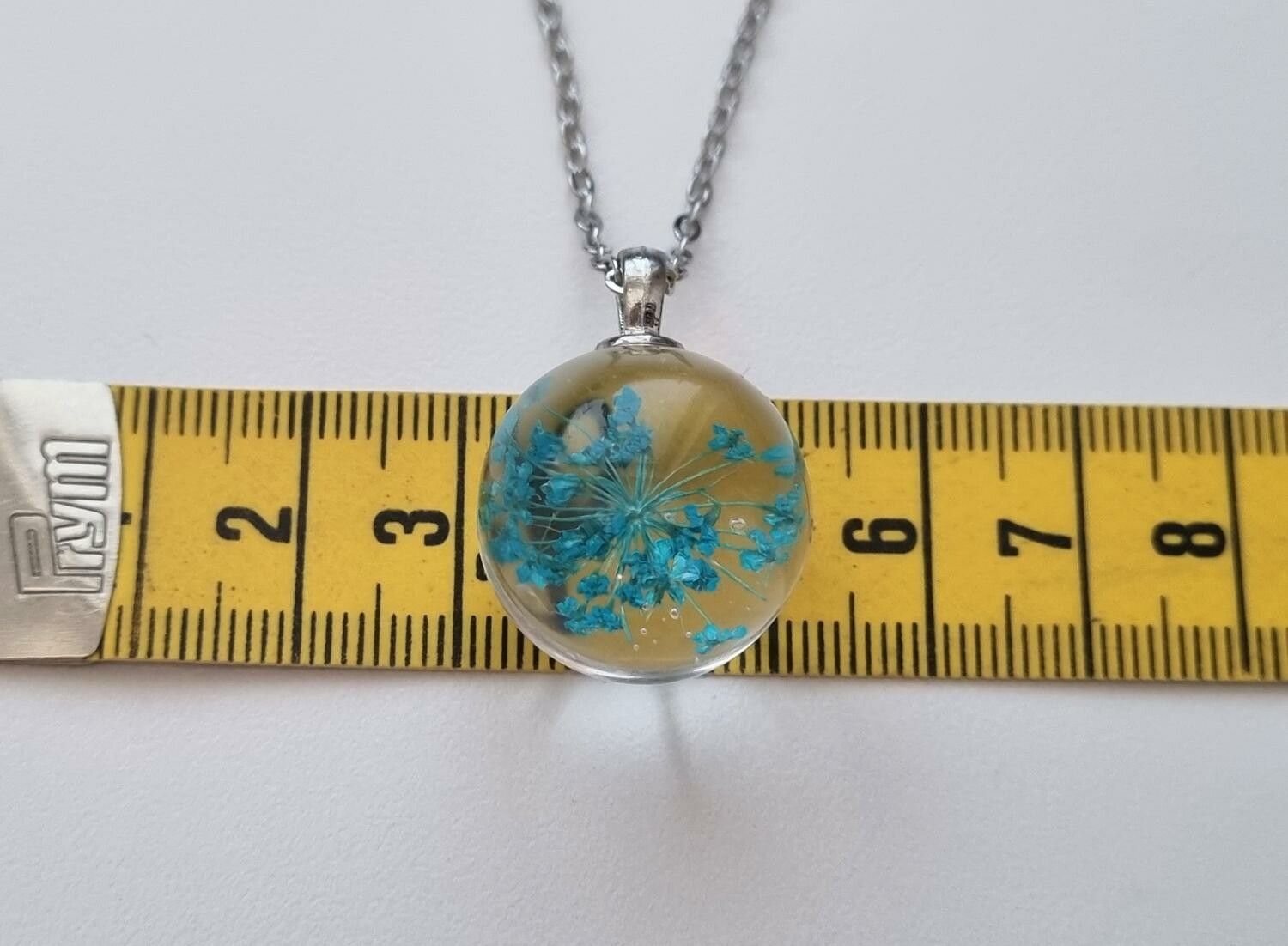 Halsband med rund turkos glasberlock (45 cm lång kedja)