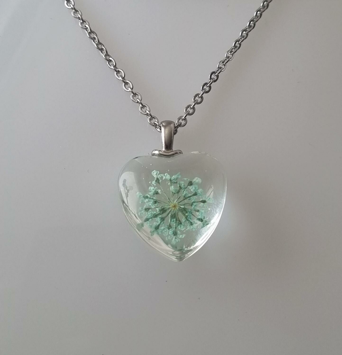 Halsband med hjärtformad glasberlock (55 cm lång kedja)