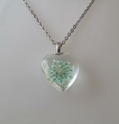 Halsband med hjärtformad glasberlock (55 cm lång kedja)