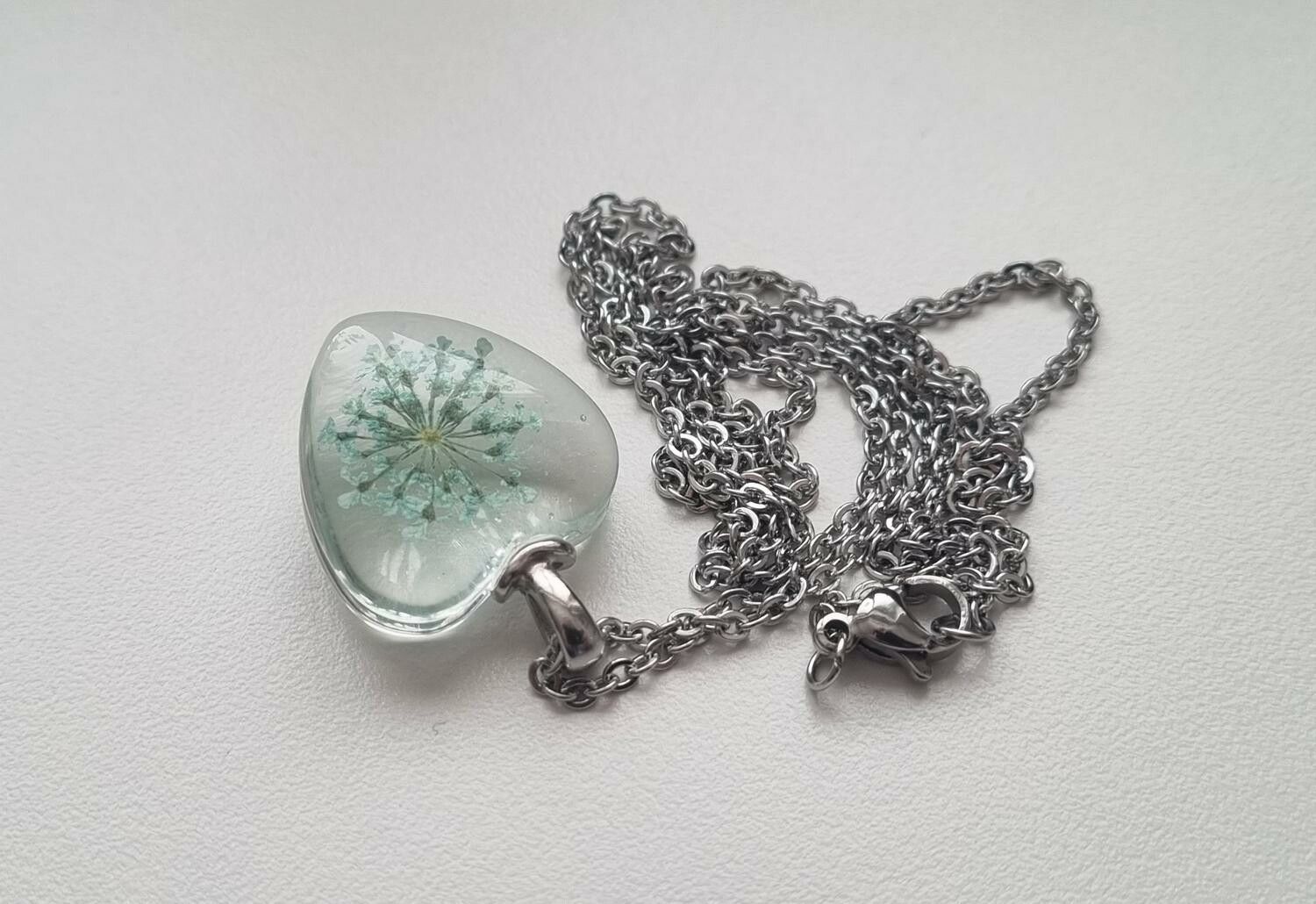 Halsband med hjärtformad glasberlock (55 cm lång kedja)
