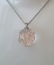 Halsband med rund rosa glasberlock (45 cm lång kedja)