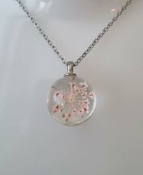 Halsband med rund rosa glasberlock (45 cm lång kedja)