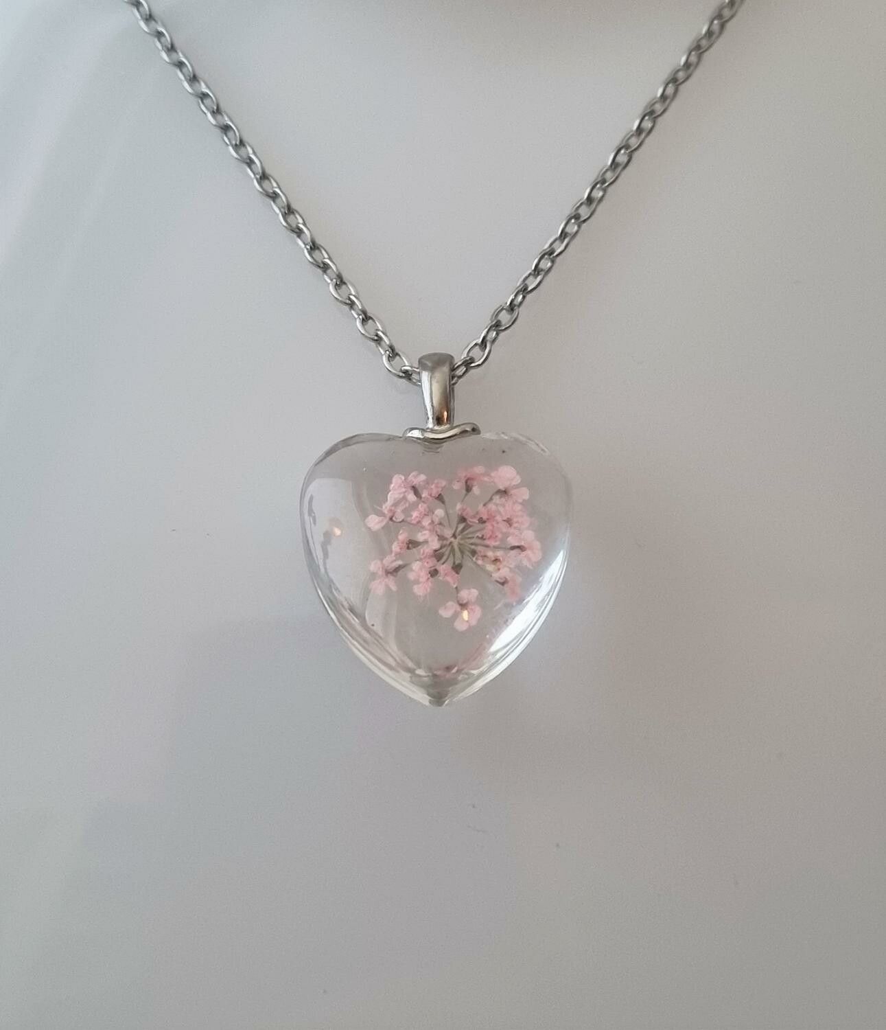 Halsband med hjärtformad glasberlock (50 cm lång kedja)