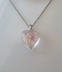Halsband med hjärtformad glasberlock (50 cm lång kedja)