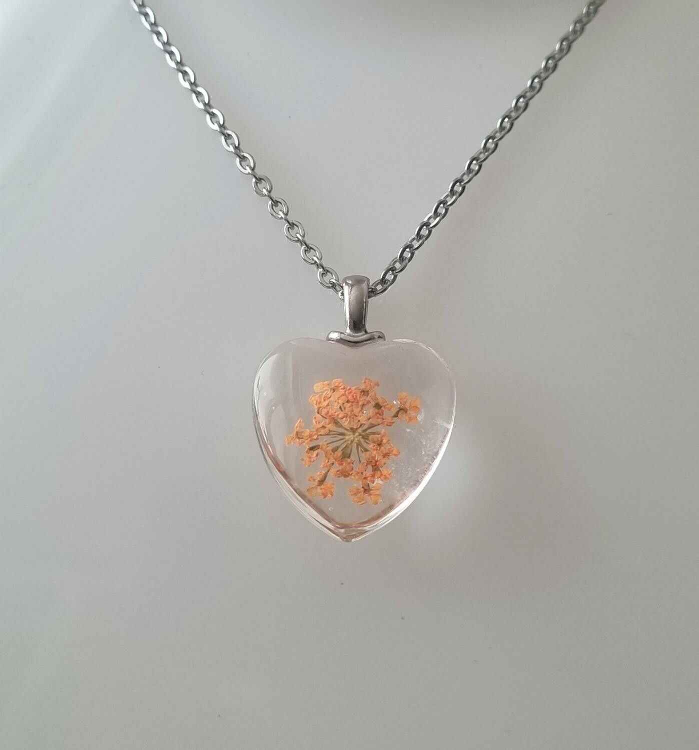 Halsband med hjärtformad glasberlock (55 cm lång kedja)
