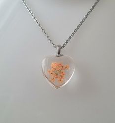 Halsband med hjärtformad glasberlock (55 cm lång kedja)