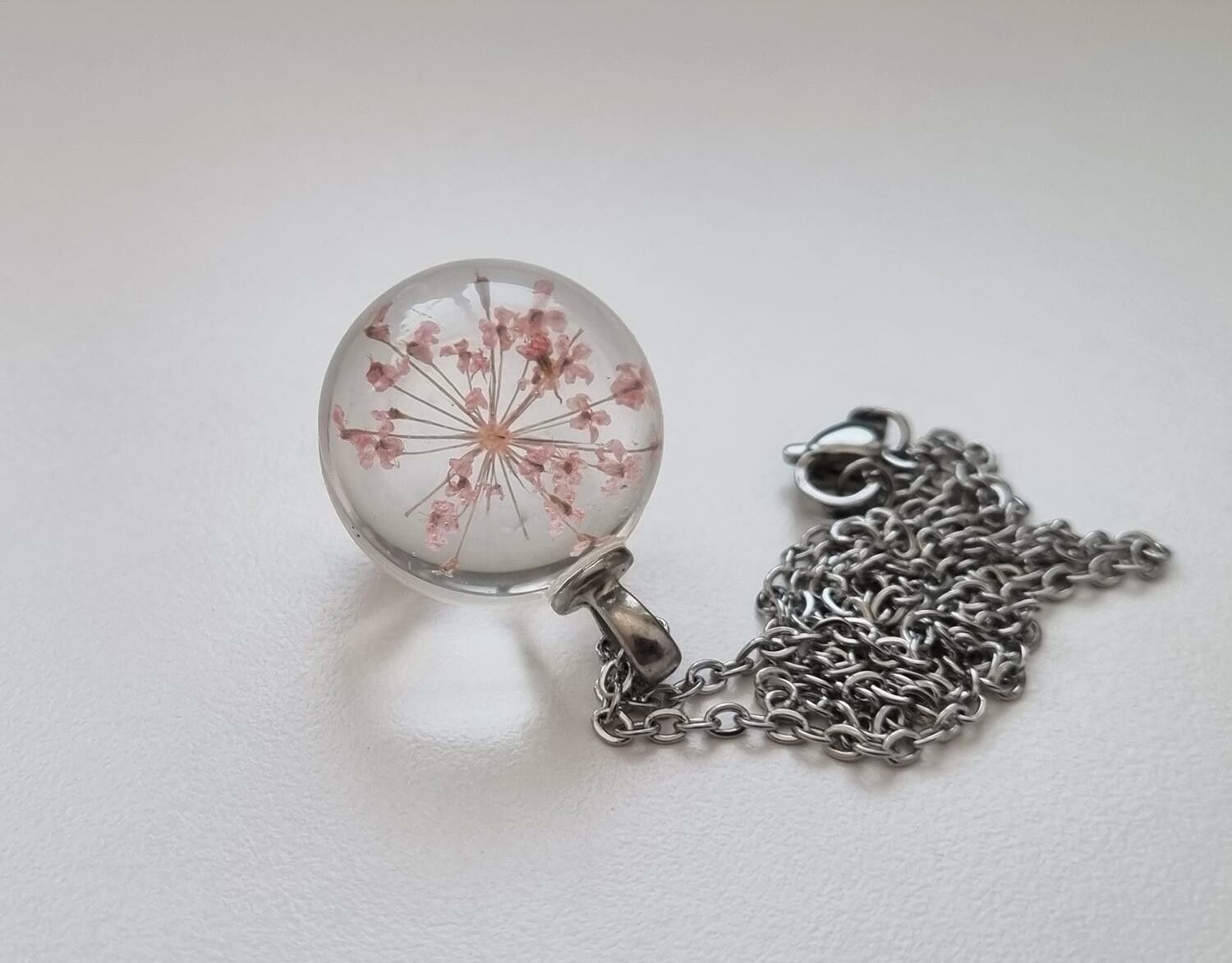 Halsband med rund rosa glasberlock (45 cm lång kedja)
