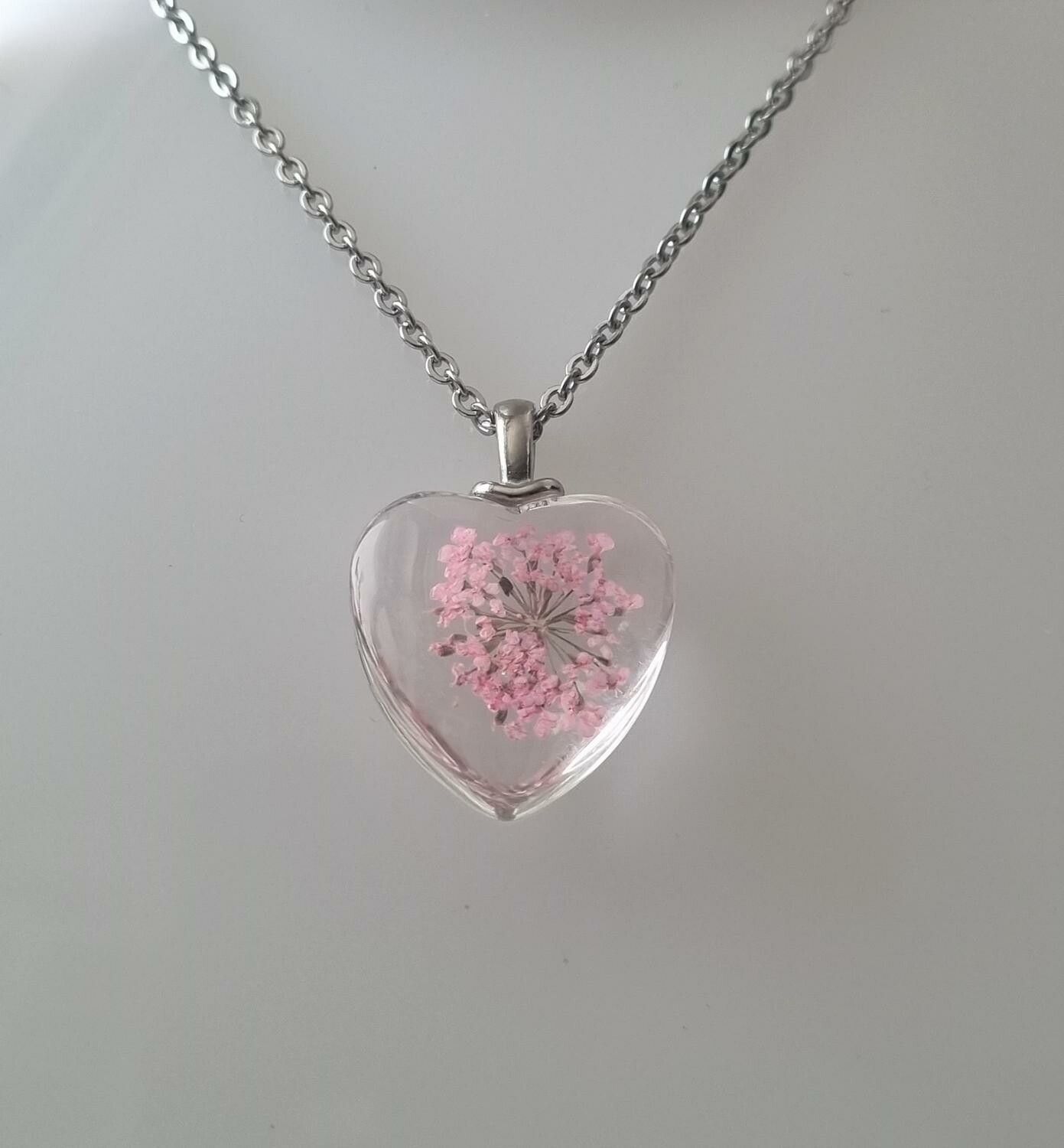 Halsband med hjärtformad glasberlock (55 cm lång kedja)