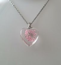 Halsband med hjärtformad glasberlock (55 cm lång kedja)