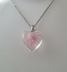 Halsband med hjärtformad glasberlock (55 cm lång kedja)