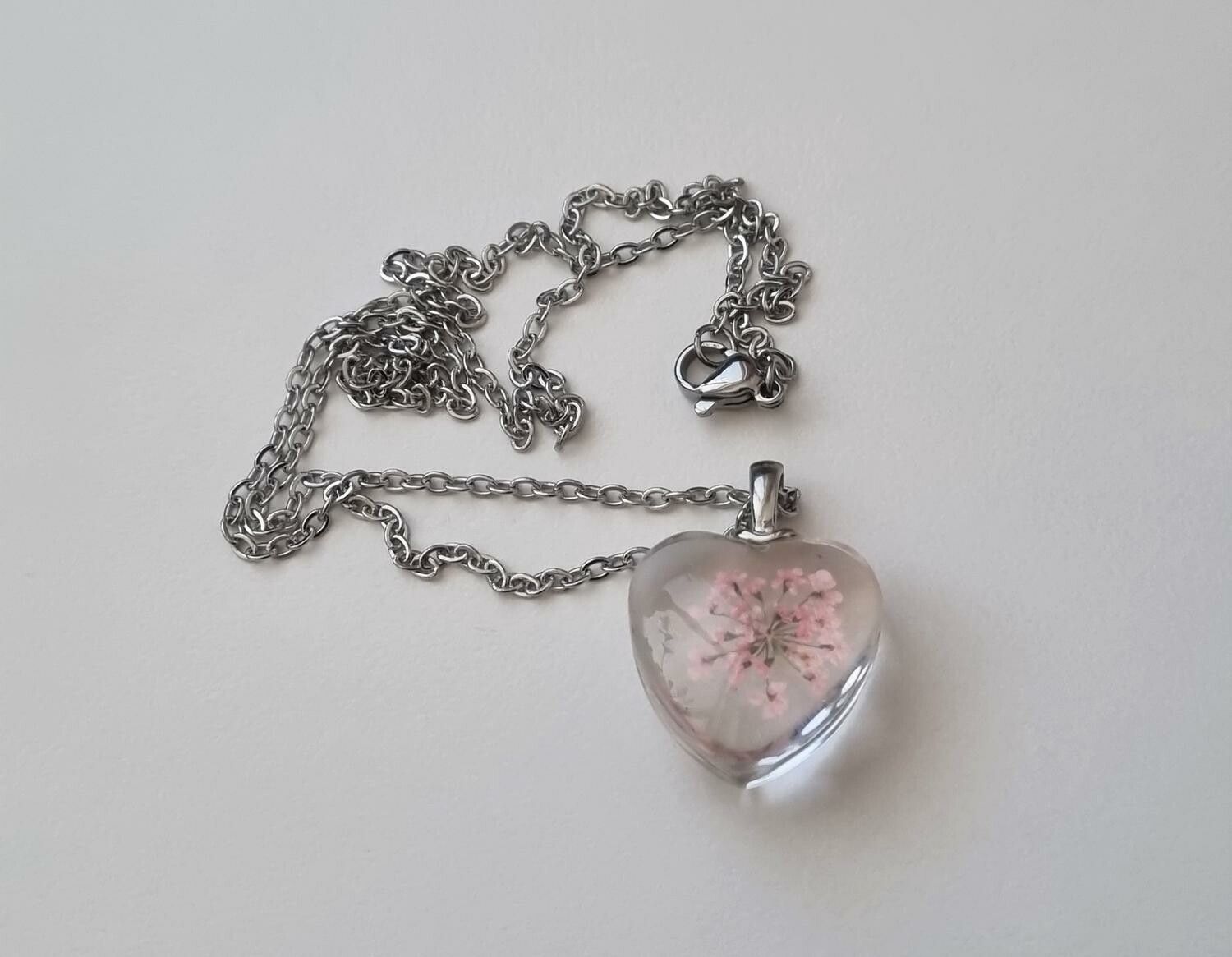 Halsband med hjärtformad glasberlock (50 cm lång kedja)