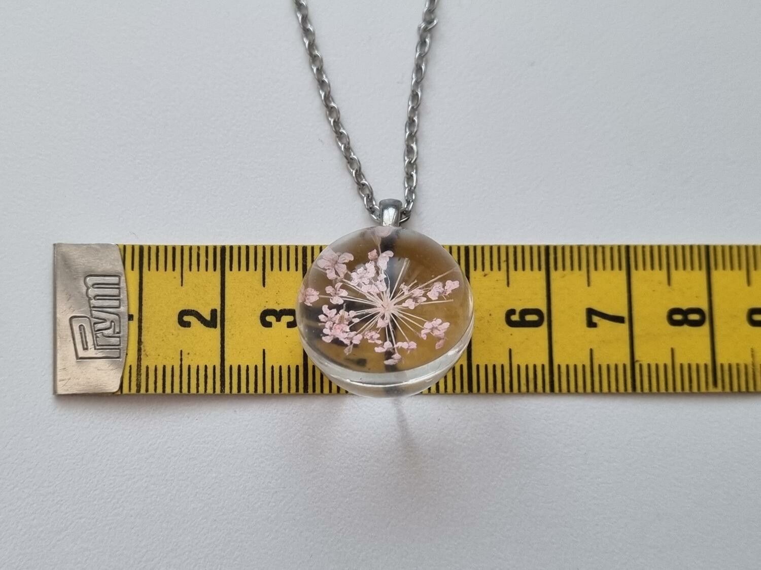 Halsband med rund rosa glasberlock (45 cm lång kedja)