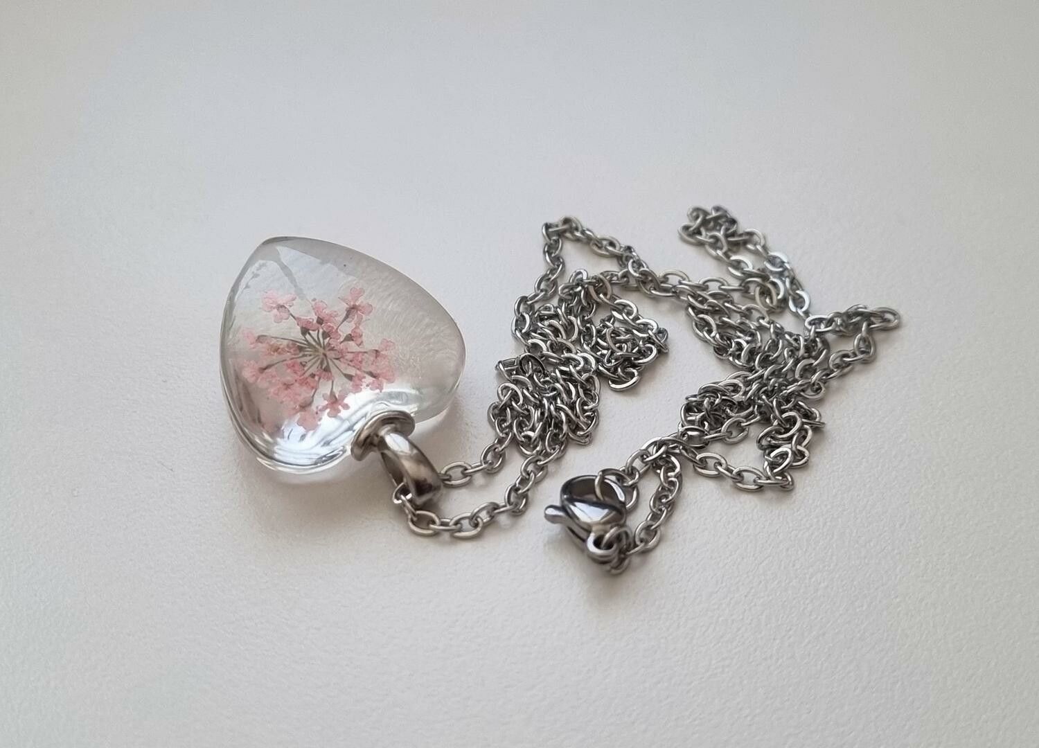 Halsband med hjärtformad glasberlock (50 cm lång kedja)