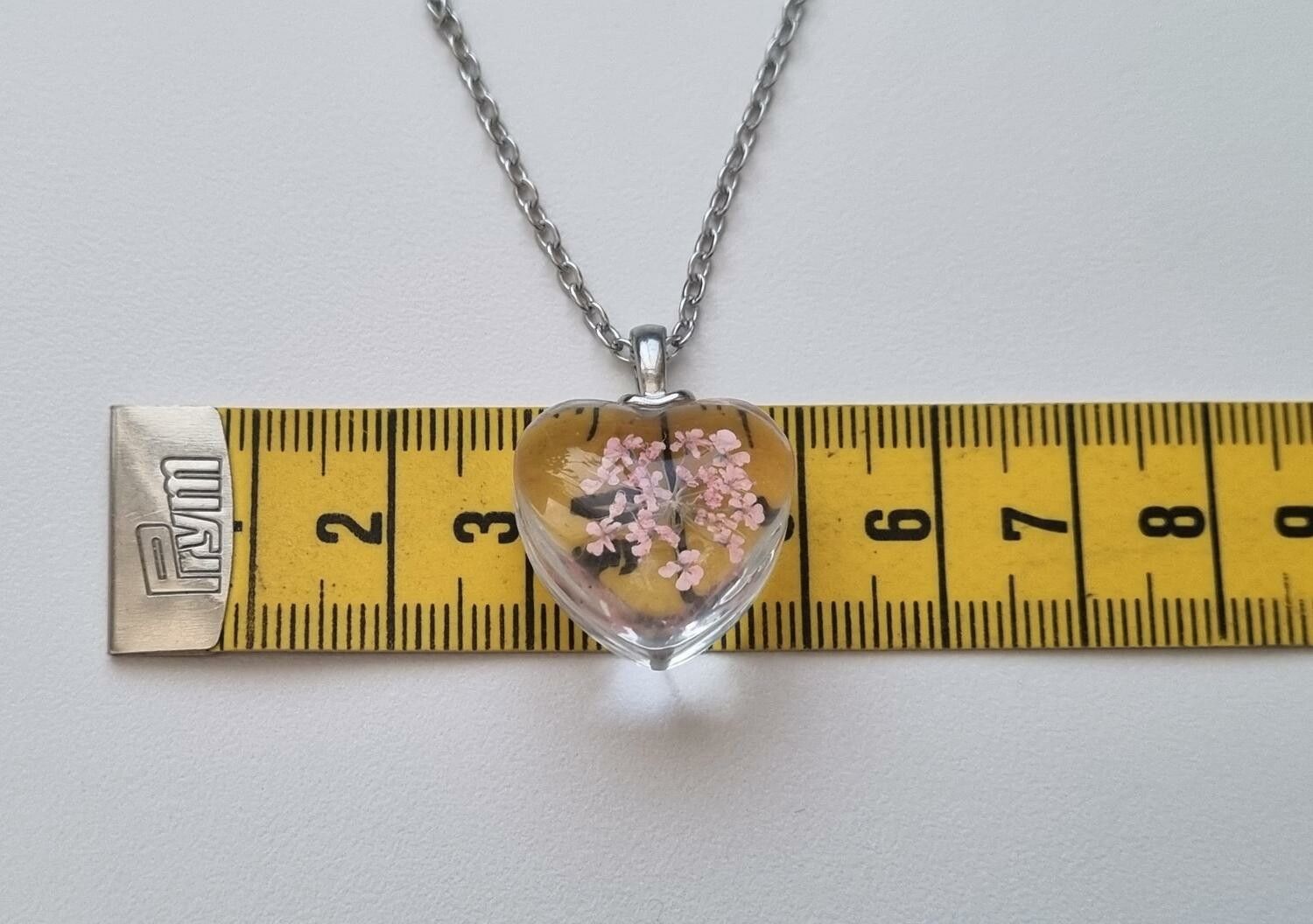Halsband med hjärtformad glasberlock (50 cm lång kedja)
