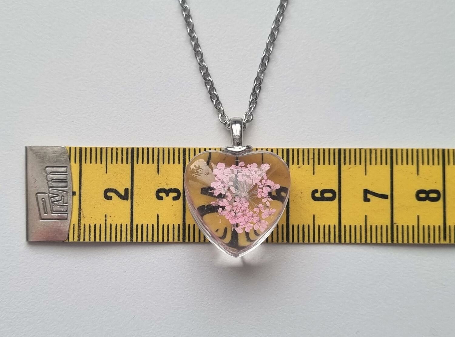 Halsband med hjärtformad glasberlock (55 cm lång kedja)