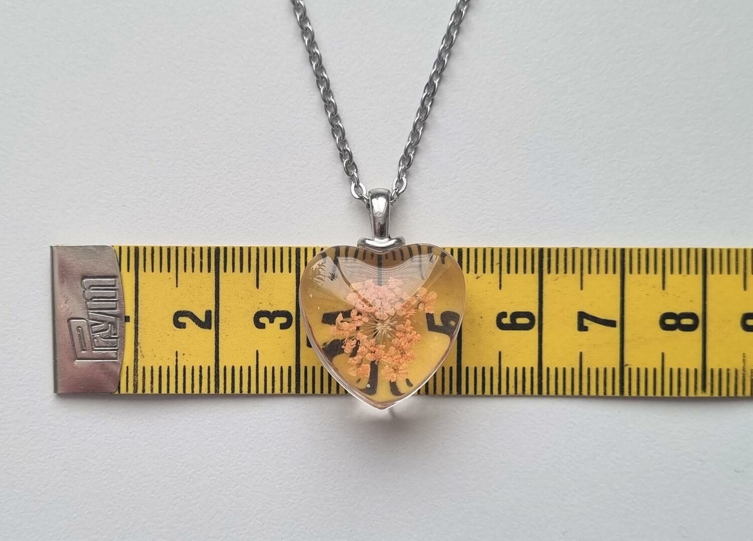 Halsband med hjärtformad glasberlock (55 cm lång kedja)