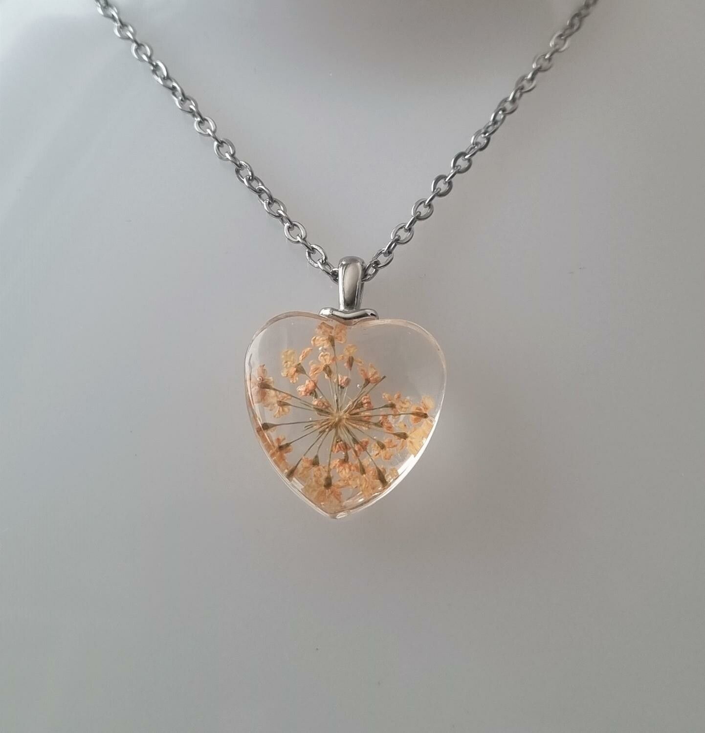 Halsband med hjärtformad glasberlock (50 cm lång kedja)