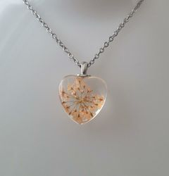 Halsband med hjärtformad glasberlock (50 cm lång kedja)
