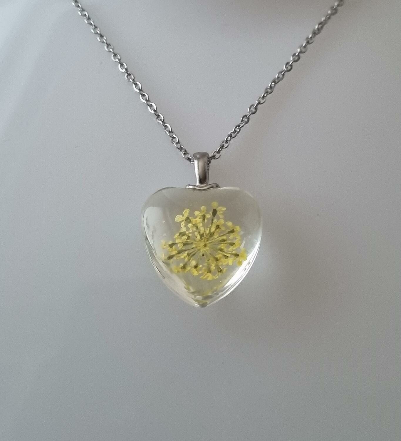 Halsband med hjärtformad glasberlock (45-50 cm justerbar längd)