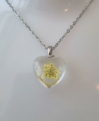 Halsband med hjärtformad glasberlock (50 cm lång kedja)