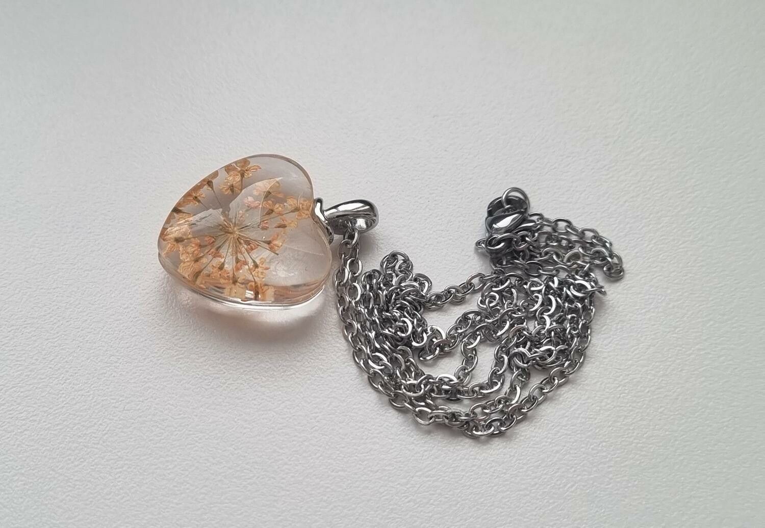 Halsband med hjärtformad glasberlock (50 cm lång kedja)