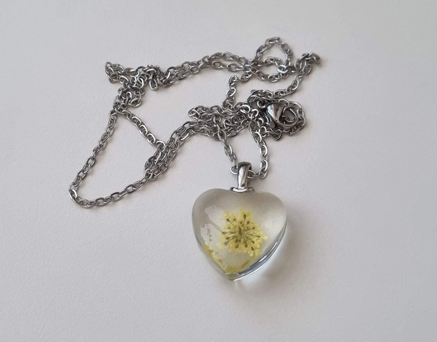 Halsband med hjärtformad glasberlock (50 cm lång kedja)