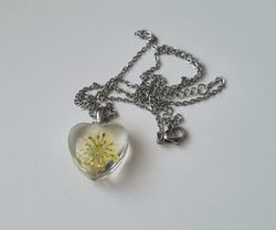 Halsband med hjärtformad glasberlock (45-50 cm justerbar längd)