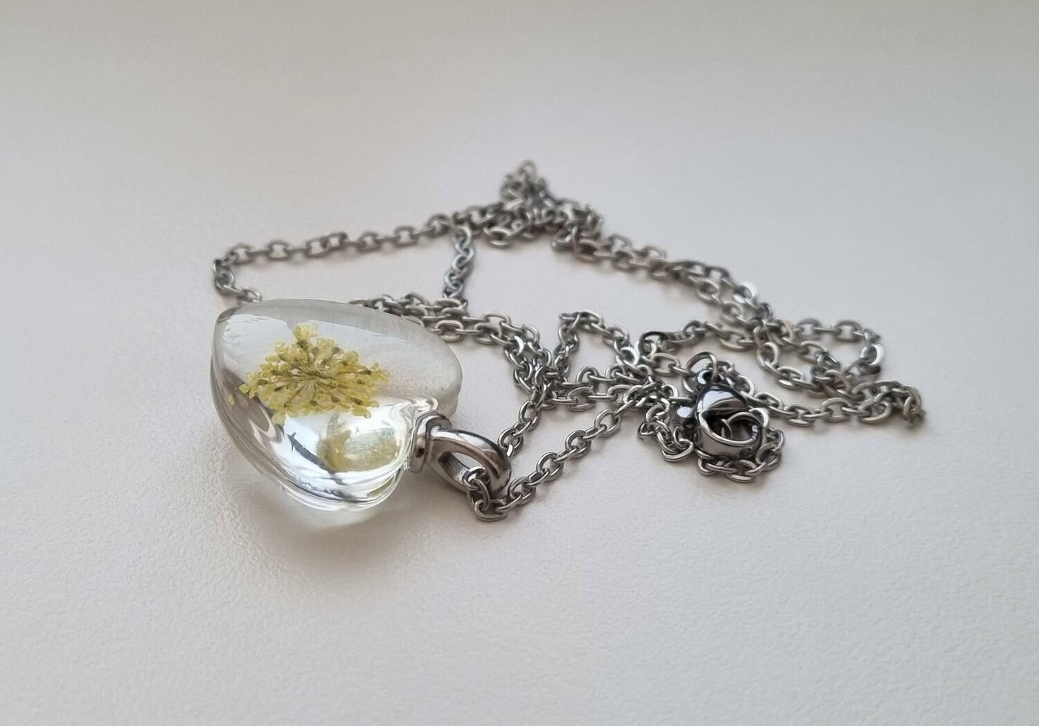 Halsband med hjärtformad glasberlock (50 cm lång kedja)