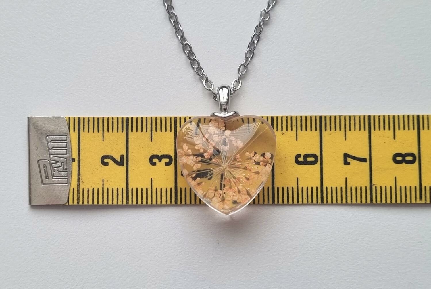 Halsband med hjärtformad glasberlock (50 cm lång kedja)