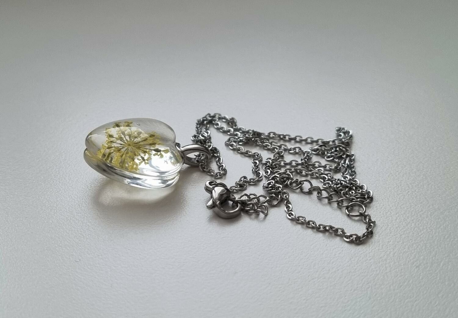 Halsband med hjärtformad glasberlock (45-50 cm justerbar längd)