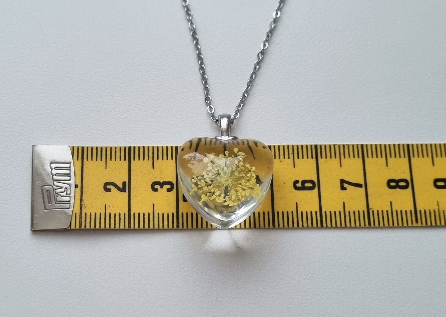 Halsband med hjärtformad glasberlock (45-50 cm justerbar längd)