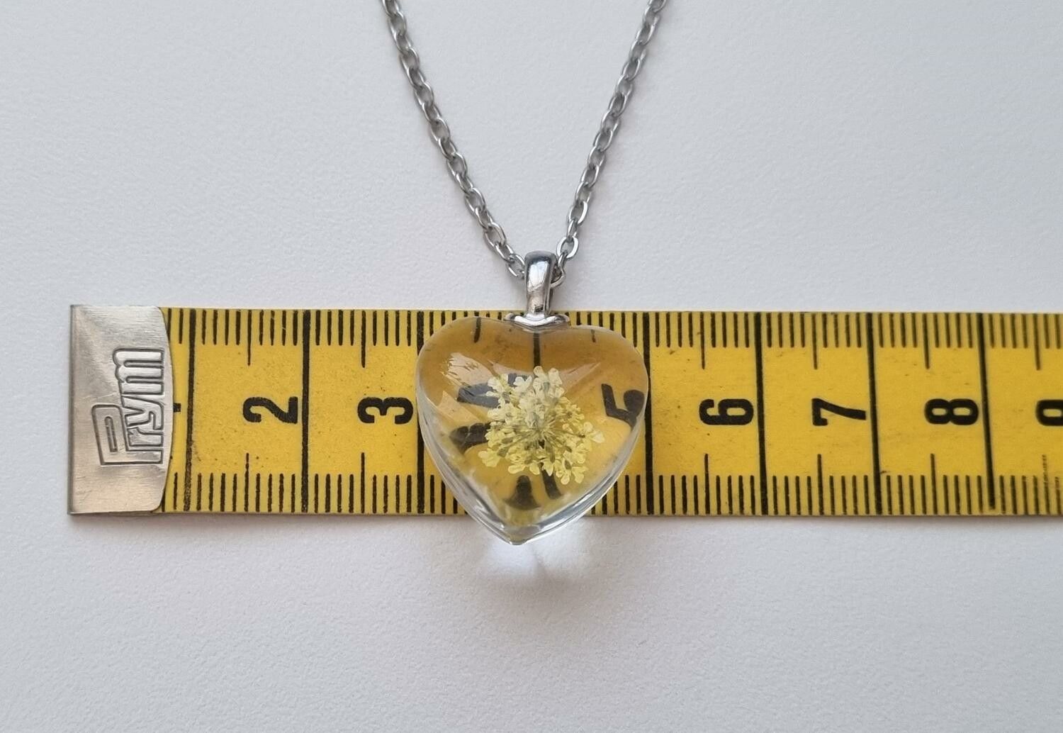 Halsband med hjärtformad glasberlock (50 cm lång kedja)