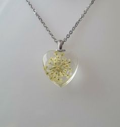 Halsband med hjärtformad glasberlock (55 cm lång kedja)