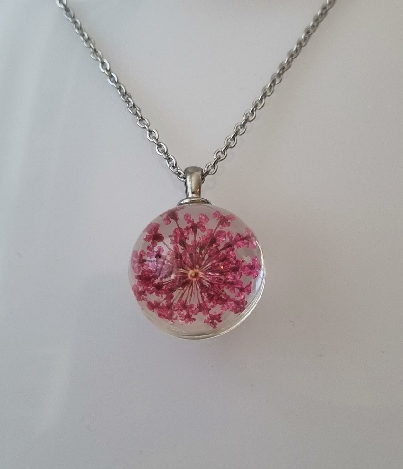 Halsband med rund glasberlock (48 cm lång kedja)