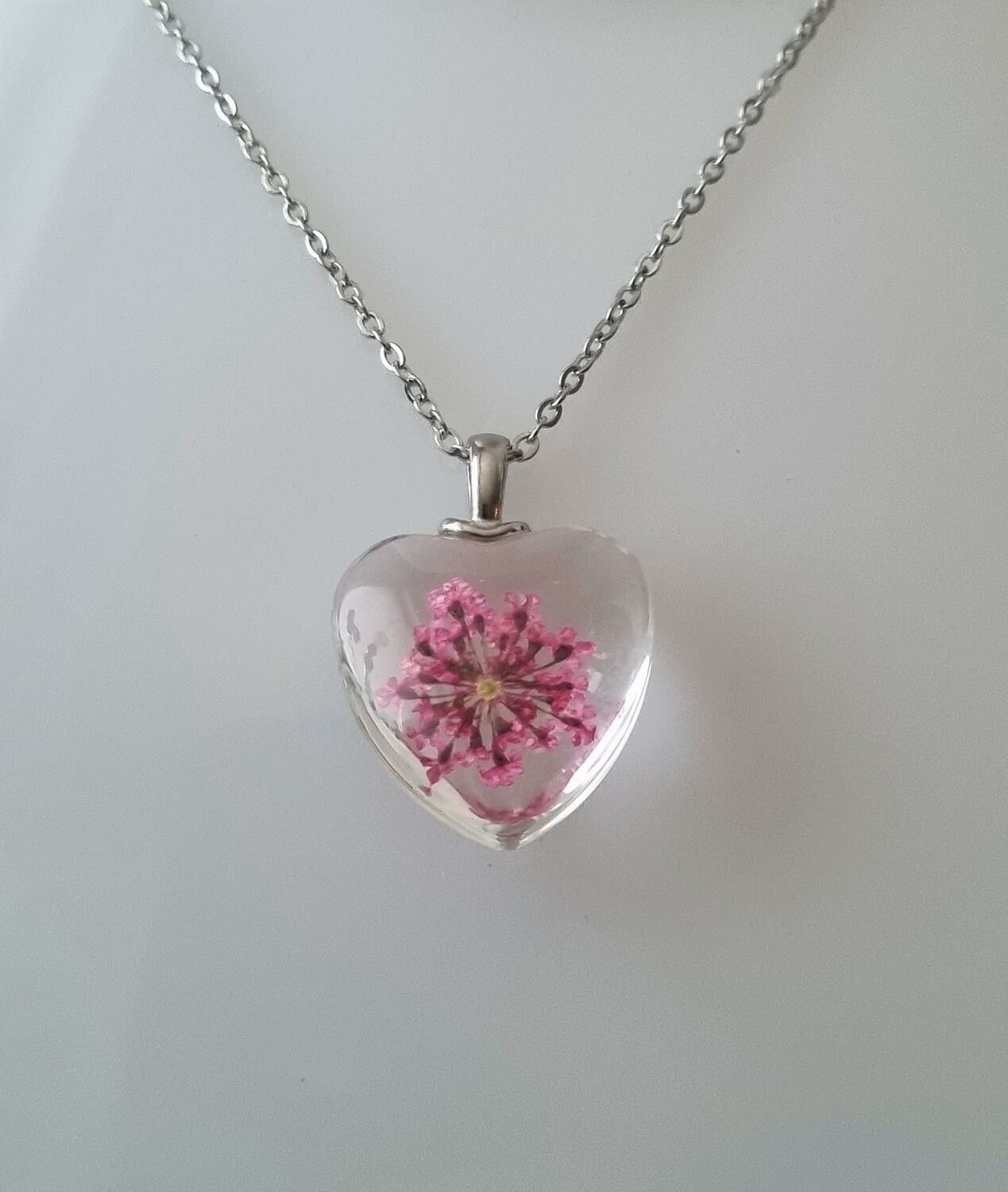 Halsband med hjärtformad glasberlock (45-50 cm justerbar längd)