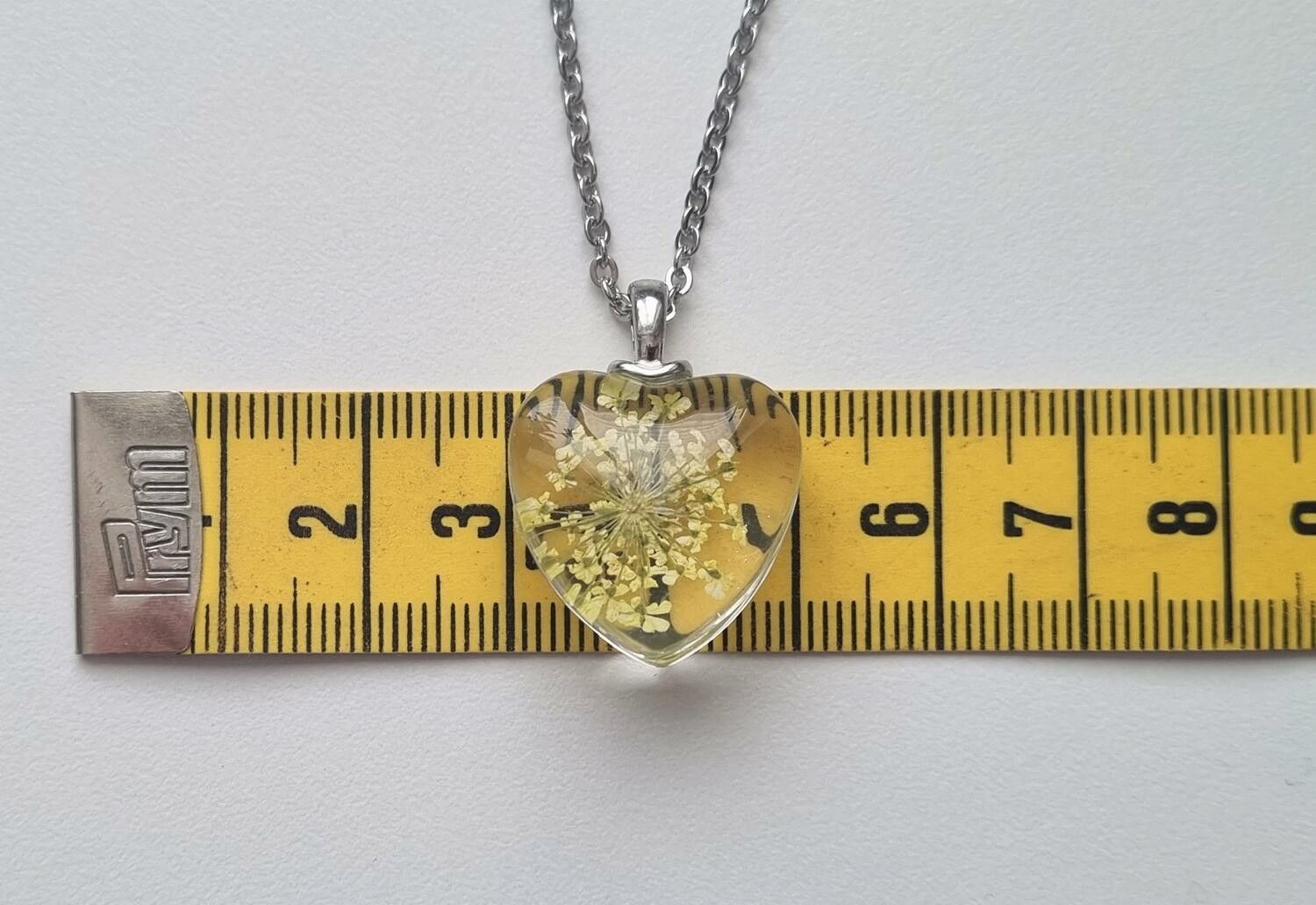 Halsband med hjärtformad glasberlock (55 cm lång kedja)