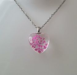 Halsband med hjärtformad glasberlock (50 cm lång kedja)