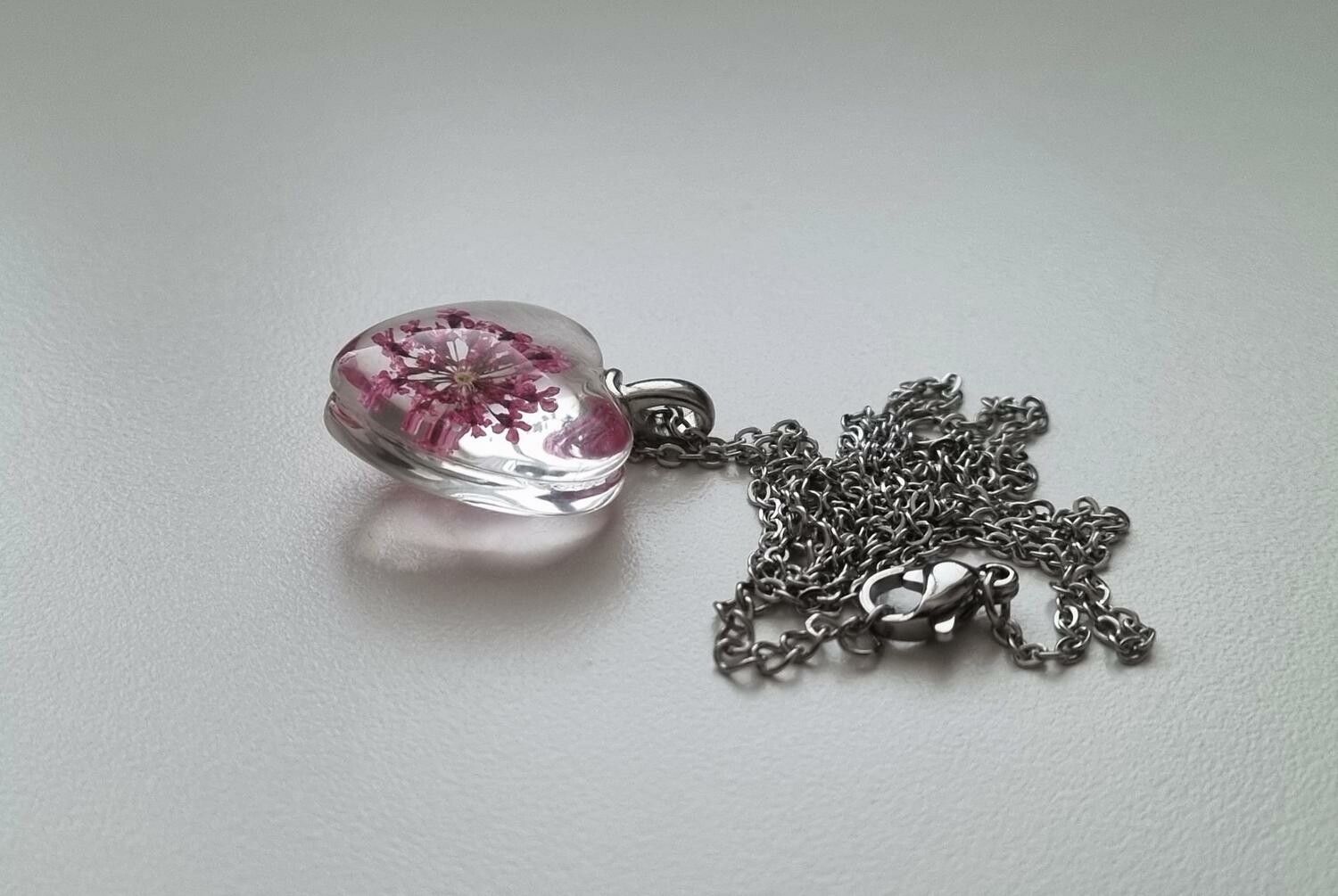 Halsband med hjärtformad glasberlock (45-50 cm justerbar längd)