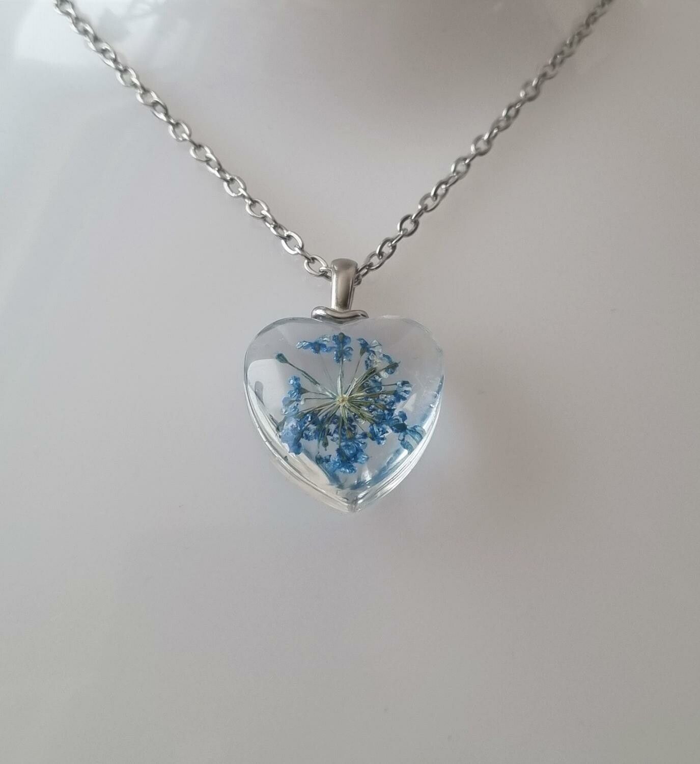 Halsband med hjärtformad glasberlock (50 cm lång kedja)
